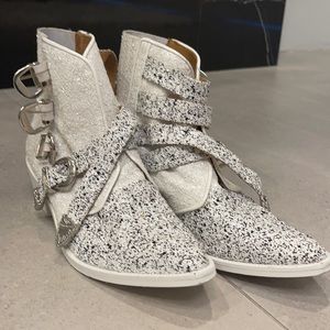 Toga pulls glitter boots